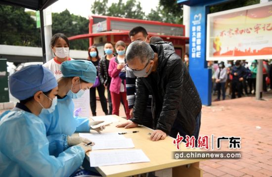 3月16日,在穗华口腔荔湾区分院门前,街坊现场排队免费领取口罩。 (姬东 摄影)
